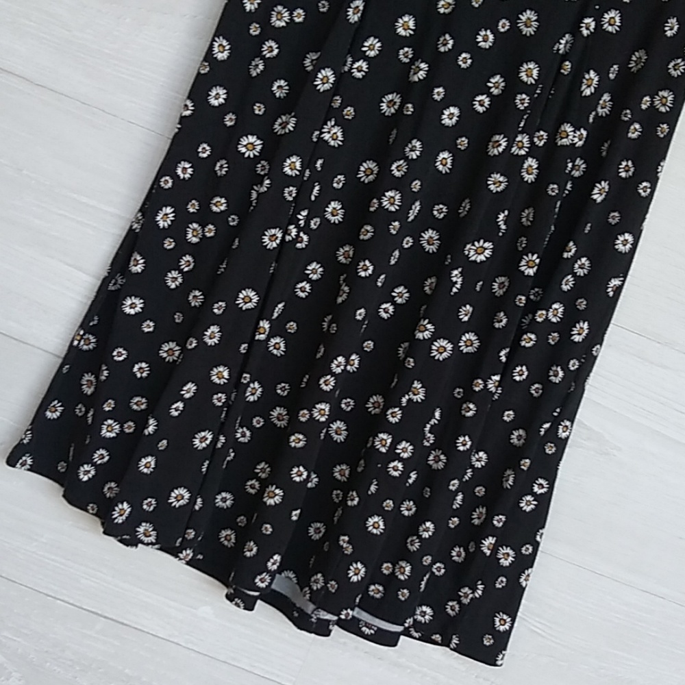 Forever 21 Black Daisy Form Fitting Flowy (Skirt) Dress Like New! - Picture 5 of 8